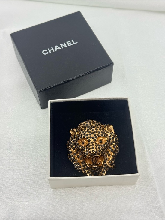 CHANEL Jewelry - Chanel Vintage 2001 Leopard Head Black Crystals Logo CC Gold Brooch